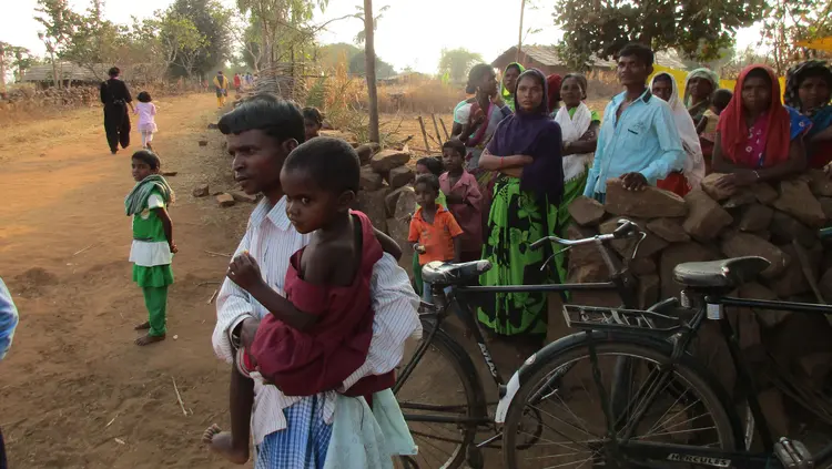 लोग रूंडा होलासे - People gathered together