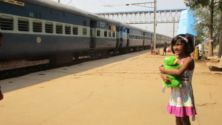 लेहर-गाड़ी ने जातो बाट दखेसे - Waiting for a train ride