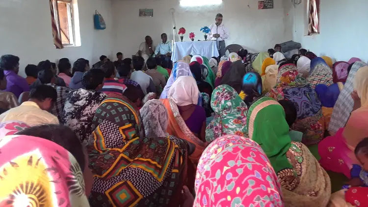बिसवासी लोग बचन सुनसोत - Believers listening to Sermon