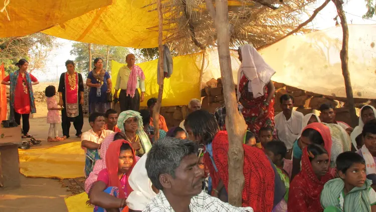 लोगमन भासन सुनसोत - People listen to speech