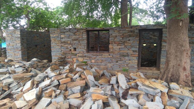 एबे चो घरमन सिलपटमन ले बनालोर आसे - Modern houses are built with stones