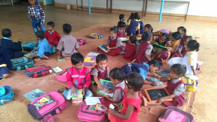 पिलामन पढ़तोर - Children studying